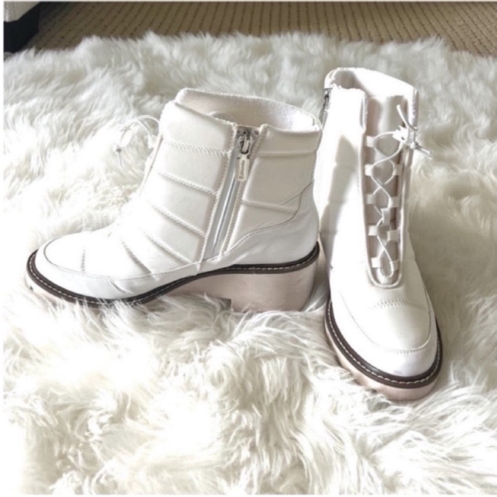 BLONDO White Women's Waterproof Boots Size 8